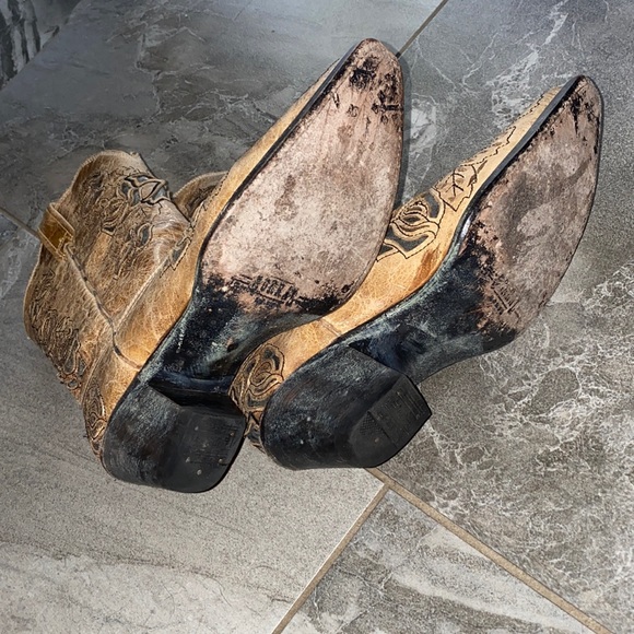 Corral Boots Tan and Black Roses- Women’s 8.5 worn in Good Condition - Picture 5 of 6